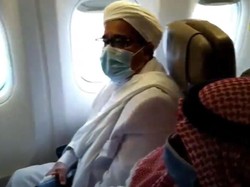 Potret Habib Rizieq di Pesawat Setelah Mendarat di RI