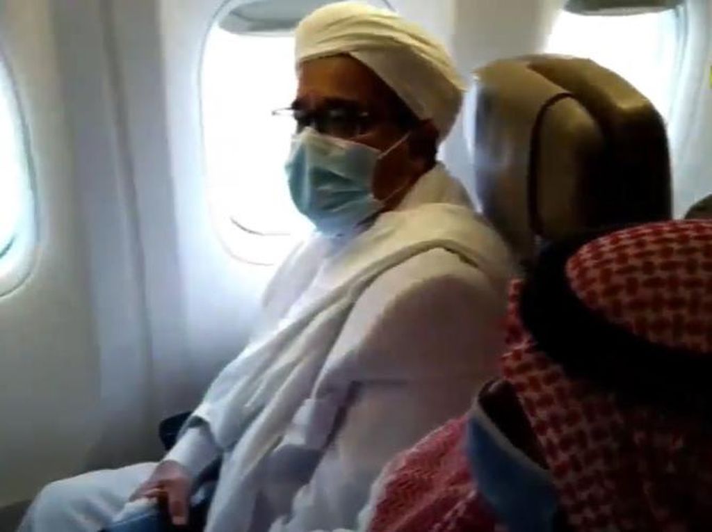 Potret Habib Rizieq di Pesawat Setelah Mendarat di RI Potret Habib Rizieq di Pesawat Setelah Mendarat di RI