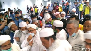 Penampakan Habib Rizieq Saat Keluar di Terminal 3 Bandara Soekarno-Hatta