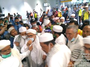 Penampakan Habib Rizieq Saat Keluar di Terminal 3 Bandara Soekarno-Hatta