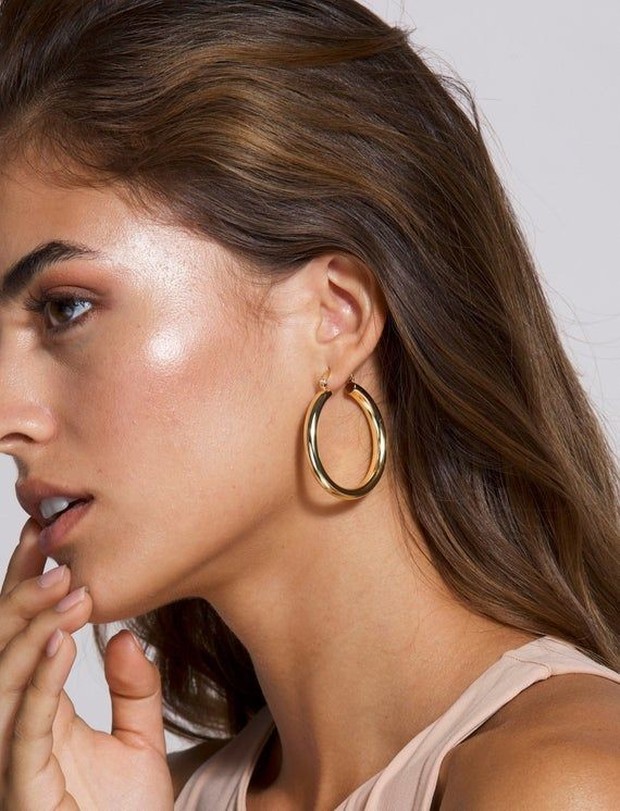 Hoop Earrings/pinterest.com Hoop earrings juga menjadi perhiasan yang akan memenuhi kebutuhan penampilan kamu.