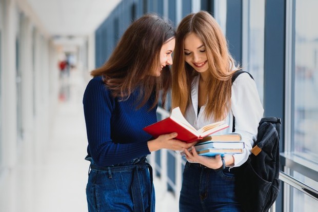 Jenis ketiga dari humble bragging adalah naïve humble brag. Jenis humble bragging ini sangat polos atau naïf seperti namanya. Jadi, seseorang yang melakukan naïve humble brag ini mengatakan segala hal secara blak-blakan.