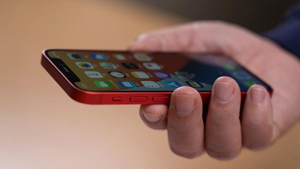 Ini Wujud iPhone 12 Mini dan iPhone 12 Pro Max di Genggaman