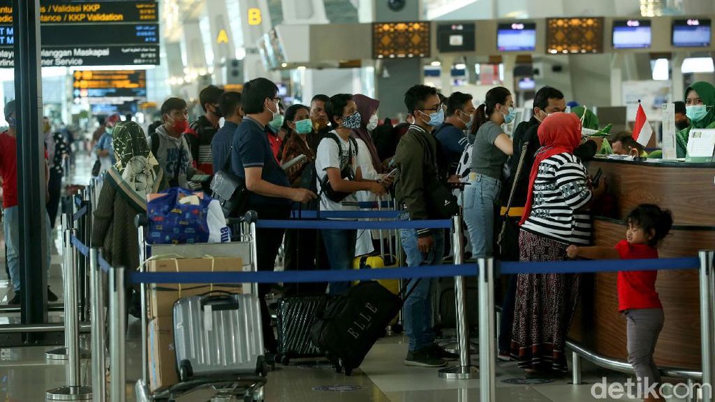 Jadwal Penerbangan Bandara Soetta Terdampak Kedatangan Rizieq Jadwal Penerbangan Bandara Soetta Terdampak Kedatangan Rizieq