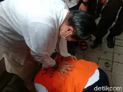 Video Jerinx SID Bersujud di Kaki Ibunda Jelang Sidang