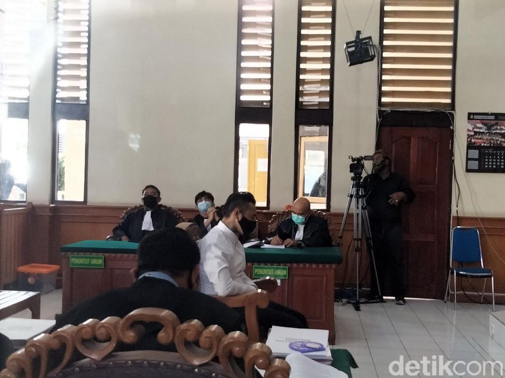 Minta Tahanan Rumah, Jerinx Siap Dihukum Tanpa Pengadilan Jika Bikin Gaduh Minta Tahanan Rumah, Jerinx Siap Dihukum Tanpa Pengadilan Jika Bikin Gaduh