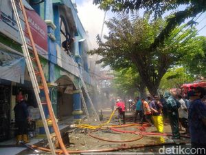 4 Toko Emas dan Elektronik di Pasar Larangan Sidoarjo Terbakar 4 Toko Emas dan Elektronik di Pasar Larangan Sidoarjo Terbakar