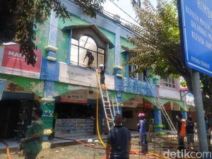Kebakaran 4 Toko di Pasar Larangan Sidoarjo Diduga Gegara Korsleting Listrik Kebakaran 4 Toko di Pasar Larangan Sidoarjo Diduga Gegara Korsleting Listrik