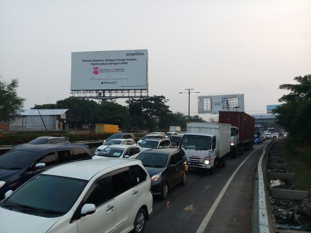 Polisi: Kendaraan Penjemput Habib Rizieq Parkir di Tol, Bikin Stuck Polisi: Kendaraan Penjemput Habib Rizieq Parkir di Tol, Bikin Stuck