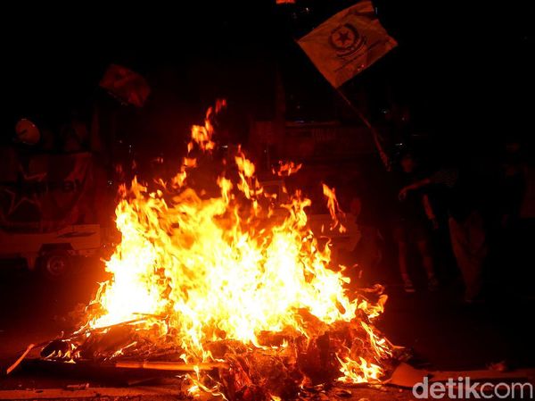 Lilin dan Api Tutup Aksi Tolak Omnibus Law di Patung Kuda