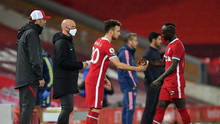 LIVERPOOL, ENGLAND - SEPTEMBER 28: Diogo Jota of Liverpool replaces teammate Sadio Mane during the Premier League match between Liverpool and Arsenal at Anfield on September 28, 2020 in Liverpool, England. Sporting stadiums around the UK remain under strict restrictions due to the Coronavirus Pandemic as Government social distancing laws prohibit fans inside venues resulting in games being played behind closed doors. (Photo by Paul Ellis - Pool/Getty Images)