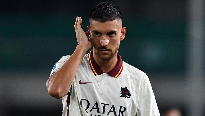 VERONA, ITALY - SEPTEMBER 19: Lorenzo Pellegrini of AS Roma  reacts during the Serie A match between Hellas Verona FC and AS Roma at Stadio Marcantonio Bentegodi on September 19, 2020 in Verona, Italy. (Photo by Alessandro Sabattini/Getty Images)