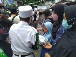 LPI Bagikan Masker ke Warga yang Tunggu Habib Rizieq Tiba di Petamburan