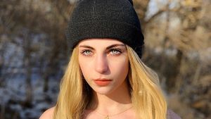 Pesona Model Cantik yang Diblokir dari Tinder karena Dianggap Akun Palsu