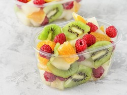 Makan Buah dengan Taburan Garam Ternyata Lebih Sehat