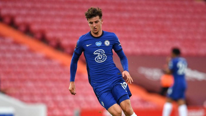 LIVERPOOL, ENGLAND - JULY 22: Mason Mount of Chelsea runs with the ball during the Premier League match between Liverpool FC and Chelsea FC at Anfield on July 22, 2020 in Liverpool, England. Football Stadiums around Europe remain empty due to the Coronavirus Pandemic as Government social distancing laws prohibit fans inside venues resulting in all fixtures being played behind closed doors. (Photo by Paul Ellis/Pool via Getty Images)