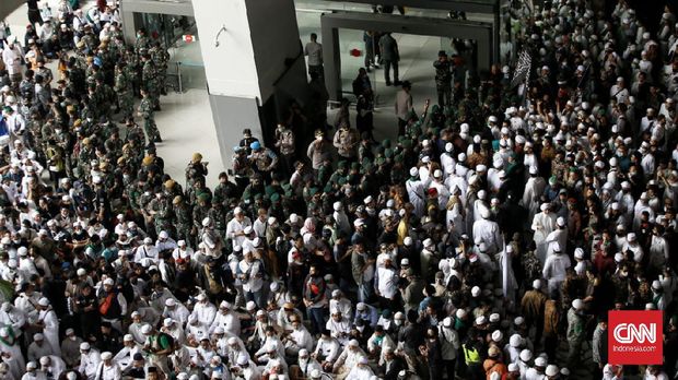 Ribuan orang simpatisan memadati Bandara Soekarno-Hatta, Terminal 3 dalam rangka menjemput Imam Besar Front Pembela Islam (FPI) Rizieq Shihab. (CNN Indonesia/ Andry Novelino)