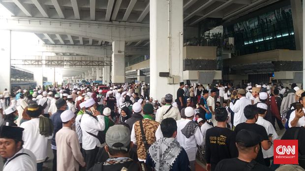 Ribuan orang simpatisan memadati Bandara Soekarno-Hatta, Terminal 3 dalam rangka menjemput Imam Besar Front Pembela Islam (FPI) Rizieq Shihab. (CNN Indonesia/ Dhio Faiz)