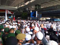 Petinggi FPI ke Pintu Kedatangan Sambut Habib Rizieq, Massa Bentuk Barikade