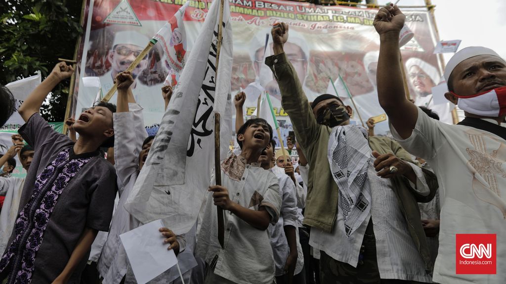 Ratusan simpatisan Imam Besar Front Pembela Islam (FPI) Rizieq Shihab memadati kawasan Petamburan yang merupakan akses jalan menuju markas besar Dewan Pimpinan Pusat (DPP) FPI. (CNN Indonesia/ Adhi Wicaksono)