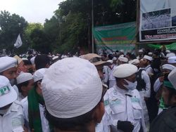 Massa Menyemut Sambut Habib Rizieq di Petamburan, Jl KS Tubun Ditutup