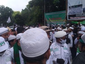 Massa Menyemut Sambut Habib Rizieq di Petamburan, Jl KS Tubun Ditutup Massa Menyemut Sambut Habib Rizieq di Petamburan, Jl KS Tubun Ditutup