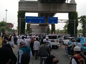 Ikuti Habib Rizieq ke Petamburan, Sebagian Massa Tinggalkan Bandara Soetta Ikuti Habib Rizieq ke Petamburan, Sebagian Massa Tinggalkan Bandara Soetta
