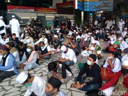 Tunggu Kedatangan Habib Rizieq, Massa Doa di Terminal 3 Soetta