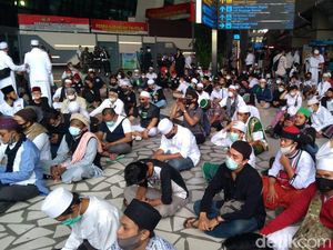 Tunggu Kedatangan Habib Rizieq, Massa Doa di Terminal 3 Soetta Tunggu Kedatangan Habib Rizieq, Massa Doa di Terminal 3 Soetta