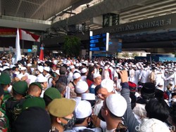 Massa Habib Rizieq Penuhi Soetta, Ketum FPI Klaim Baru 10 Persennya