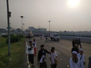 Massa Habib Rizieq Jalan Kaki ke Bandara Soetta, Begini Suasananya
