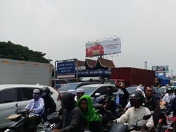 Pulang Jemput Habib Rizieq, Massa Naik Motor Masuk Tol Bandara