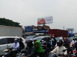 Pulang Jemput Habib Rizieq, Massa Naik Motor Masuk Tol Bandara