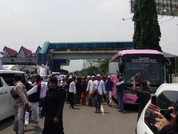 Melintas di GT Cengkareng 2, Habib Rizieq Lambaikan Tangan