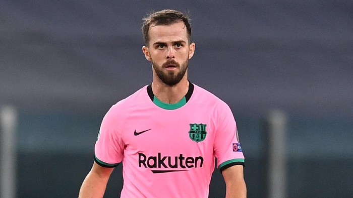 TURIN, ITALY - OCTOBER 28:  Miralem Pjanic of FC Barcelona in action during the UEFA Champions League Group G stage match between Juventus and FC Barcelona at Juventus Stadium on October 28, 2020 in Turin, Italy.  (Photo by Valerio Pennicino/Getty Images)