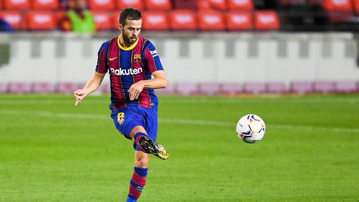 BARCELONA, SPAIN - OCTOBER 04: Miralem Pjanic of FC Barcelona controls the ball during the La Liga Santander match between FC Barcelona and Sevilla FC at Camp Nou on October 04, 2020 in Barcelona, Spain. Football Stadiums around Europe remain empty due to the Coronavirus Pandemic as Government social distancing laws prohibit fans inside venues resulting in fixtures being played behind closed doors. (Photo by David Ramos/Getty Images)