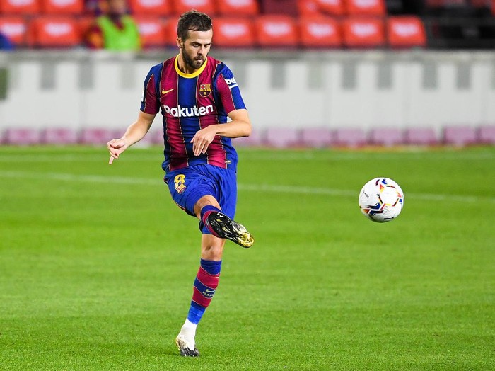 BARCELONA, SPAIN - OCTOBER 04: Miralem Pjanic of FC Barcelona controls the ball during the La Liga Santander match between FC Barcelona and Sevilla FC at Camp Nou on October 04, 2020 in Barcelona, Spain. Football Stadiums around Europe remain empty due to the Coronavirus Pandemic as Government social distancing laws prohibit fans inside venues resulting in fixtures being played behind closed doors. (Photo by David Ramos/Getty Images)