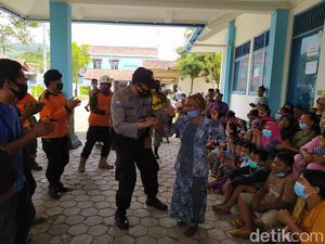 Video Momen Anak-anak Pengungsi Merapi Peringati Hari Pahlawan Video Momen Anak-anak Pengungsi Merapi Peringati Hari Pahlawan