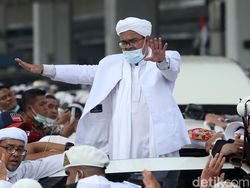 Berulang Kali Hakim Lempar Tanya Dibalas Jurus Diam Habib Rizieq dkk