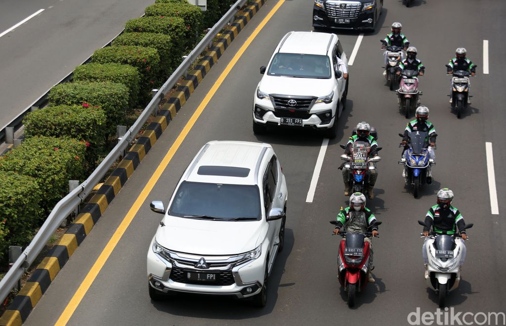 Mobil yang dikendaraai Habib Rizieq Shihab melintasi Jalan Tol Dalam Kota, Kawasan Grogol, Jakarta, Selasa (10/11). Mobil tersebut berplat nomor B 1 FPI.