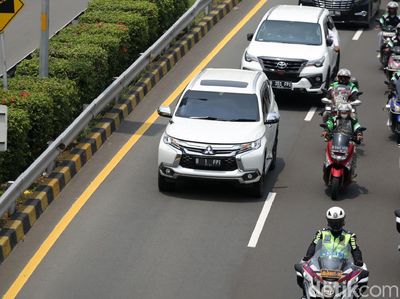 Momen Mobil Habib Rizieq Lintasi Tol Dalam Kota