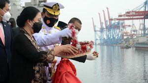 Momen Tabur Bunga di Atas KRI Peringati Hari Pahlawan