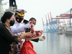 Momen Tabur Bunga di Atas KRI Peringati Hari Pahlawan