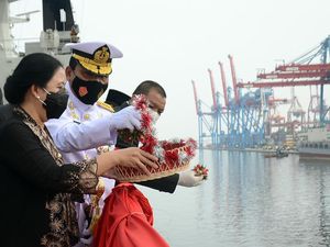 Momen Tabur Bunga di Atas KRI Peringati Hari Pahlawan Momen Tabur Bunga di Atas KRI Peringati Hari Pahlawan