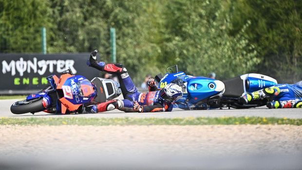 Red Bull KTM Tech 3s Spanish rider Iker Lecuona (L) and Suzuki Ecstar's Spanish rider Joan Mir crash during the Moto GP Czech Grand Prix at Masaryk circuit in Brno on August 9, 2020. (Photo by Joe Klamar / AFP)