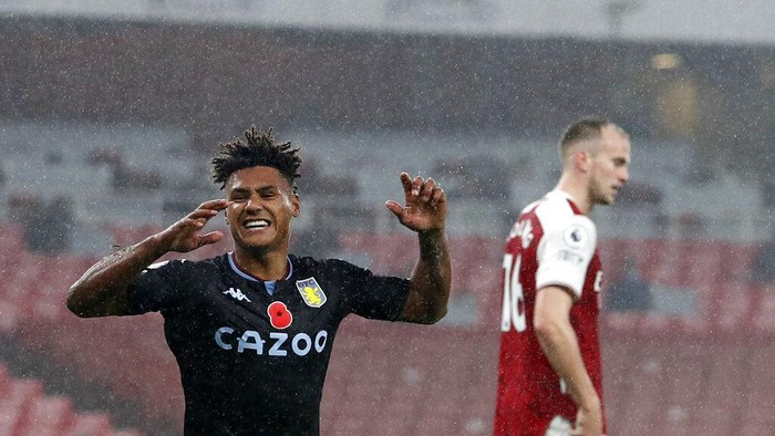 Aston Villas Ollie Watkins, left, celebrates after scoring his sides second goal during the English Premier League soccer match between Arsenal and Aston Villa at the Emirates stadium in London, Sunday, Nov. 8, 2020. (AP Photo/Alastair Grant, Pool)