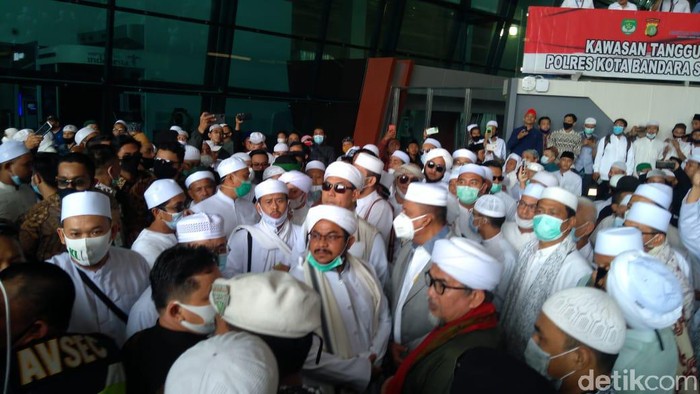 Para petinggi FPI merapat ke Bandara Soetta jelang Habib Rizieq landing (Luqman Nurhadi dan Adhyasta Dirgantara/detikcom).