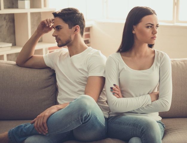 Pasangan yang toxic biasanya akan mudah sekali cemburu untuk hal-hal kecil. Bahkan ia tampak mudah mengkritik kedekatanmu dengan sahabat-sahabat yang kamu kenal sebelum kamu mengenalnya.