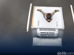 Tantang Maut! Penjemput Habib Rizieq Ini Pulang Tiarap di Atas Mobil Boks