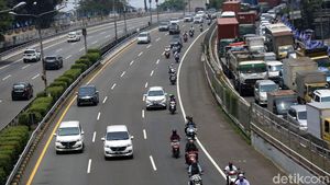 Pemotor Pendukung Habib Rizieq Lintasi Tol Dalam Kota